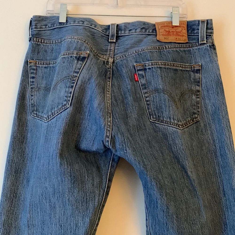 LEVI’S. Men’s 501  blue jeans. L30 X W36. Button‎ fly. Excellent conditio…